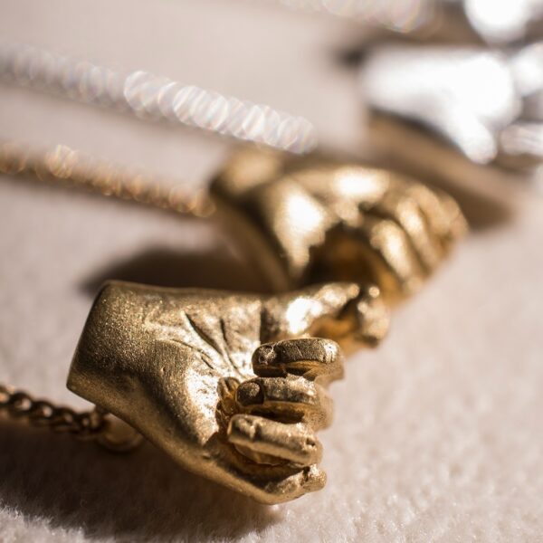 Collar Manos Juntas - Image 4